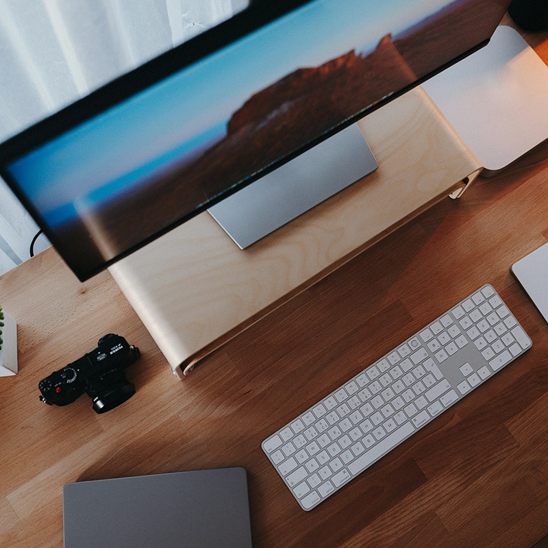 bureau avec ordinateur et crétaion de site internet vitrine