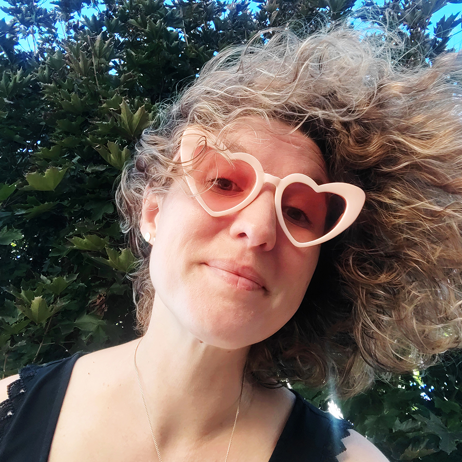 portrait caroline megret, avec lunette coeur